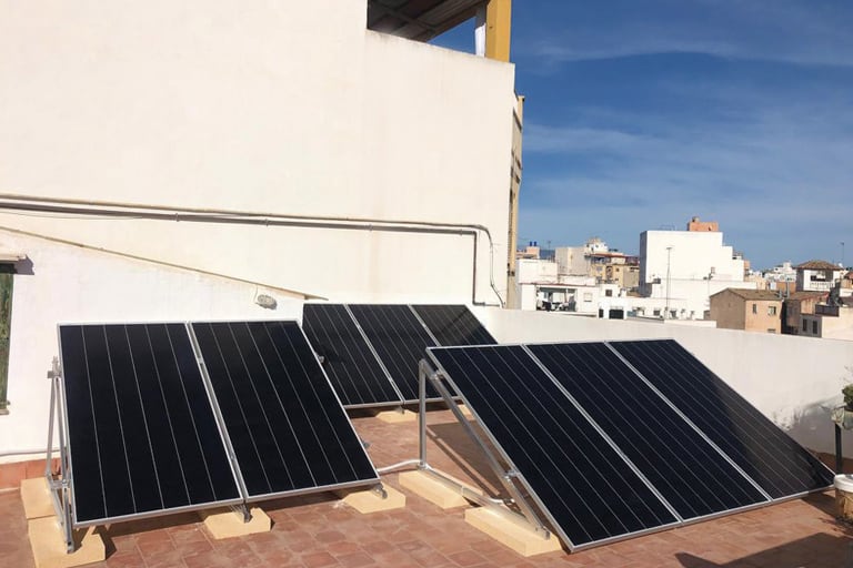 Instal·lació de Plaques Solars per a Balcons a Mallorca | instalació fotovoltaica